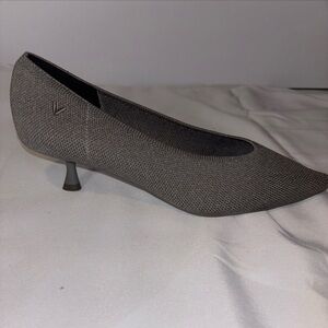 VIVAIA Scarlett Pointed-Toe Kitten Heels in a textured gray knit size 7